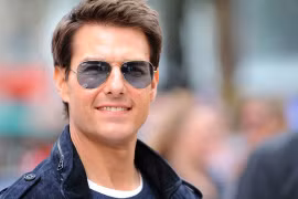 Tom Cruise nhảy dù để tri ân người hâm mộ