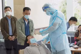 Hơn 100 cán bộ, phóng viên khám sàng lọc trước khi lên đường ra đảo Trường Sa