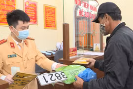 Đề xuất “biển số xe ô tô đi theo người” khi đã trúng đấu giá