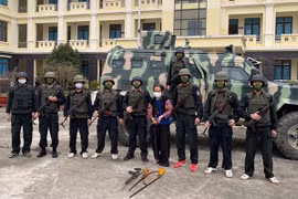Cảnh sát bao vây, bắt giữ đối tượng truy nã đặc biệt nguy hiểm luôn mang súng bên người