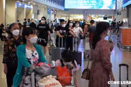 TP.HCM: Trước lễ Giỗ Tổ Hùng Vương, người dân ùn ùn ra sân bay đi du lịch