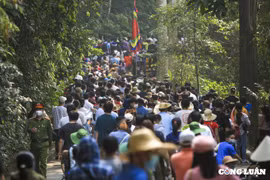 Hàng vạn người dân đổ về Đền Hùng trước ngày chính lễ