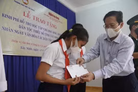 Báo Người Lao Động trao 100 triệu tiền học bổng cho học sinh dân tộc thiểu số hoàn cảnh khó khăn