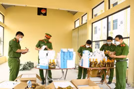Bắt giữ nhiều thuốc, thiết bị y tế hỗ trợ điều trị COVID-19 'lậu' tại Hà Tĩnh