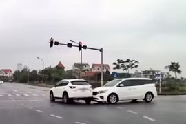 2 xe ô tô va chạm với nhau khi đi qua ngã tư, ai đúng ai sai ?