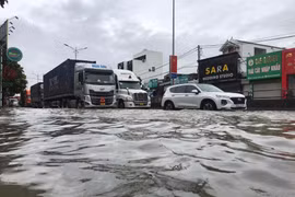 Quốc lộ 1A ngập sâu, giao thông ách tắc ở cửa ngõ miền Trung