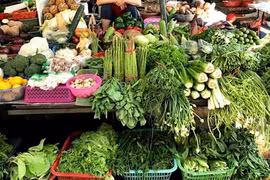 Người lao động chật vật vì giá xăng tăng cao, thực phẩm tăng giá đồng loạt
