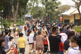 Hà Nội: Hơn 30.000 người dân đổ về Công viên Thủ Lệ ngày cuối tuần