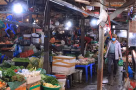 “Bão giá” tại chợ truyền thống, các siêu thị nỗ lực tìm cách “ghìm cương”