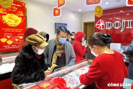 Hà Nội: Nhộn nhịp người dân đi mua vàng lấy may ngày vía Thần Tài từ mờ sáng