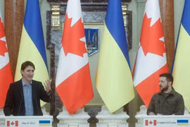 Thủ tướng Canada viện trợ vũ khí cho Ukraine trong chuyến thăm Kiev
