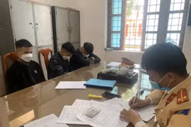 Điều khiển xe bằng chân rồi “khoe” Tiktok, nam thanh niên bị phạt hơn 7,2 triệu đồng