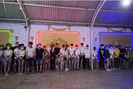 Đột kích quán karaoke, phát hiện nhiều “cậu ấm, cô chiêu” đang “phê pha” ma túy