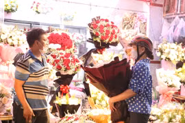 TP.HCM: Cận ngày 8/3, giá hoa tăng gấp 3 vẫn đông nghẹt người mua