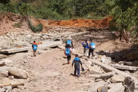Kon Tum: Đường bị bão “đánh tan”, hàng chục hộ dân mòn mỏi chờ sửa