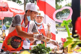 999 gia đình Việt Nam lập kỷ lục nấu món ăn 3 miền: "Xúc động vì lần đầu được nấu ăn cùng mẹ"