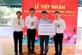Báo Nhân Dân trao tặng 200 triệu đồng, hỗ trợ tỉnh Đồng Nai phòng, chống dịch Covid-19