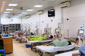 Ca mắc COVID-19 giảm sâu nhưng nguy cơ "dịch chồng dịch"