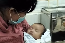 Cháu bé sơ sinh bị bỏ rơi trong đêm lạnh kèm lá thư “mẹ lỡ duyên”