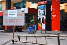 Doanh nghiệp đầu mối xăng dầu không thể thông quan: Bộ Tài chính nói đúng luật!