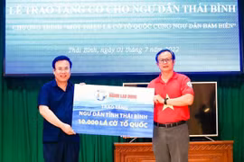 Trao tặng 10.000 lá cờ Tổ quốc cho ngư dân tỉnh Thái Bình