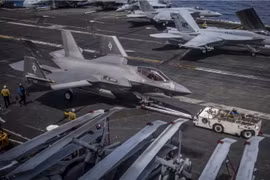 Tiêm kích F-35 'hạ cánh sai' tại Biển Đông, 7 người bị thương