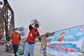 Người dân thả cá chép đi bằng cầu trượt, thang dây trong ngày ông Công ông Táo