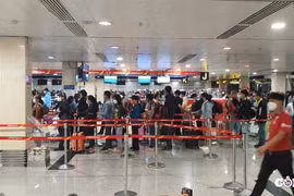 Khách đến Sân bay Tân Sơn Nhất chờ từ nửa đêm để về quê ăn Tết