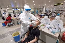 Thu phí test nhanh COVID-19 với hành khách nhập cảnh trên chuyến bay quốc tế thế nào?