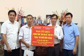 Lãnh đạo Ban Tuyên giáo Trung ương trao quà tri ân các gia đình chính sách