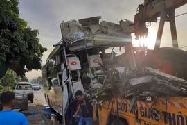 Nghệ An: Đâm đuôi xe đầu kéo, 16 người trên xe khách bị thương