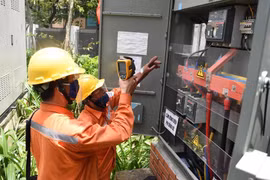 Tiêu thụ điện lập đỉnh vì nắng nóng, nguồn phát điện gặp khó