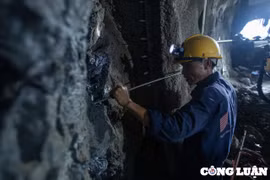 Công nhân miệt mài không nghỉ trên những công trường cao tốc Bắc - Nam