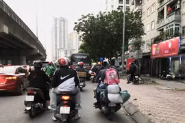 Người dân lỉnh kỉnh đồ đạc trở lại Thủ đô dù chưa hết nghỉ lễ 30/4