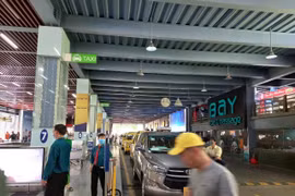 Bát nháo tình trạng bắt khách tại sân bay Tân Sơn Nhất