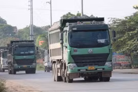 Hà Nội: Xe quá tải vẫn nối đuôi nhau “oanh tạc” trên các cung đường