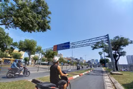 Muôn kiểu biển báo giao thông đánh đố người đi đường ở TP. HCM