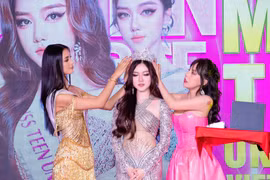 Mrs United Nations Nguyễn Như Quỳnh đồng hành cùng nữ sinh 17 tuổi tham dự Miss Teen Universe 2022 tại Mỹ