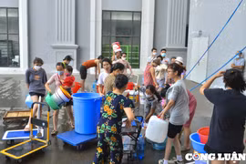 Hà Nội: Thiếu nước sạch, người dân ở chung cư xách xô chậu lấy nước về sinh hoạt