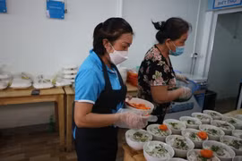 Ấm áp tình người tại quán cơm 2 nghìn giữa lòng thành phố Vinh