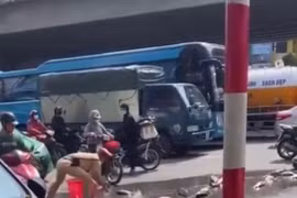 Hà Nội: Chiến sĩ CSGT hỗ trợ người dân nhặt hơn 1 tạ cá bị đổ giữa đường