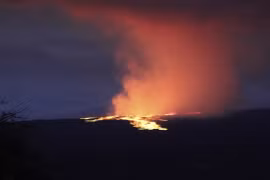 Núi lửa lớn nhất thế giới phun trào, nhuộm đỏ bầu trời Hawaii