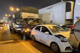 Hàng loạt xe ô tô tông liên hoàn trên Vành đai 3