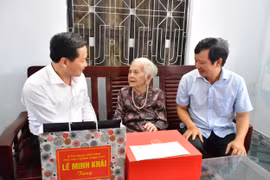 Phó Thủ tướng Lê Minh Khái thăm, tặng quà người có công tại Thừa Thiên Huế