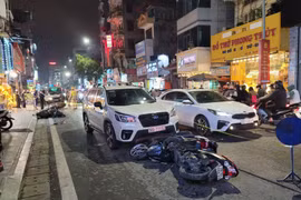 Hà Nội: Ôtô gây tai nạn, đâm hàng loạt xe máy trên phố