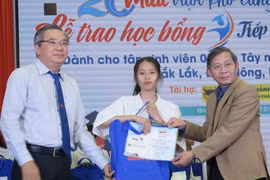 Báo Tuổi Trẻ trao 69 học bổng cho tân sinh viên tại Tây Nguyên