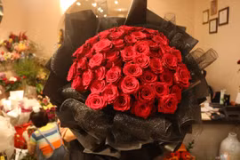 Mua hoa làm quà Valentine: "Nhiều bó lên tới 50 triệu đồng"