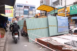 TP. HCM: Lô cốt ì ạch cả năm, dân than khổ vì “không thể làm ăn”