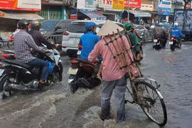 Đường sá TP. HCM ngập nặng sau cơn mưa lớn