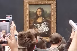Khách tham quan bảo tàng Louvre ném bánh vào tranh Mona Lisa